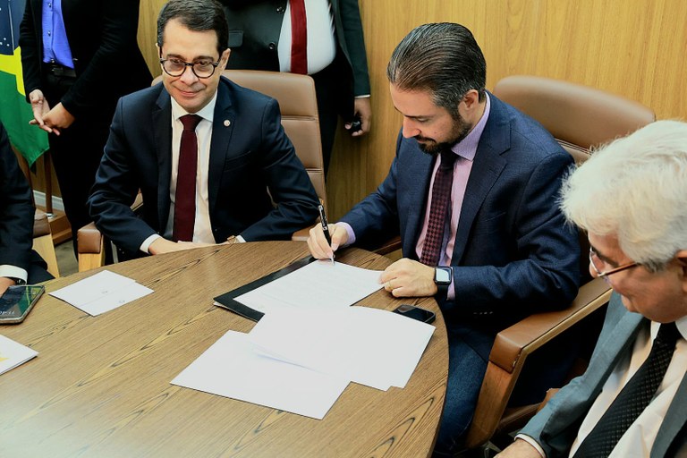 Câmara de Aracaju firma parceria com Ministério Público para exibição do projeto “Saúde em Cores” 