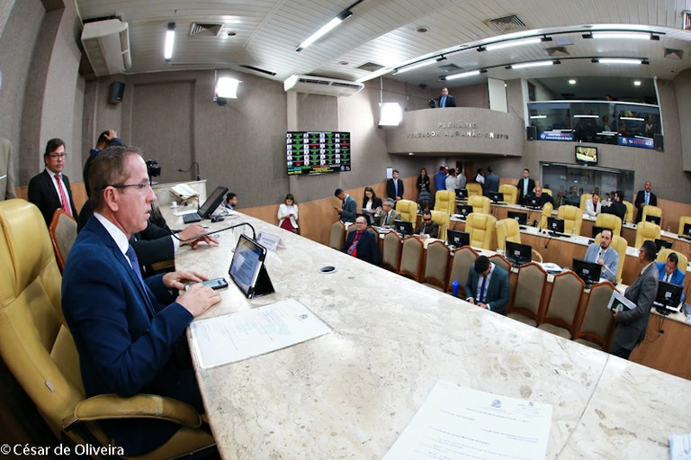 Câmara mantém dois vetos do Executivo e derruba um 