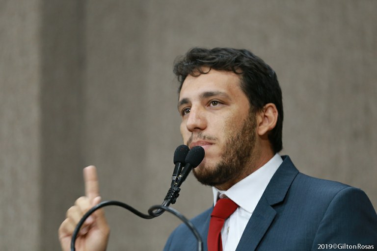 Camilo Lula destaca situação de desemprego no país 