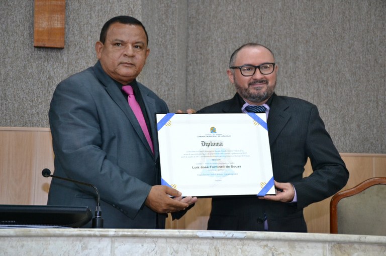 Luiz Fontineli recebe Título de Cidadão Aracajuano pelas mãos de Américo de Deus