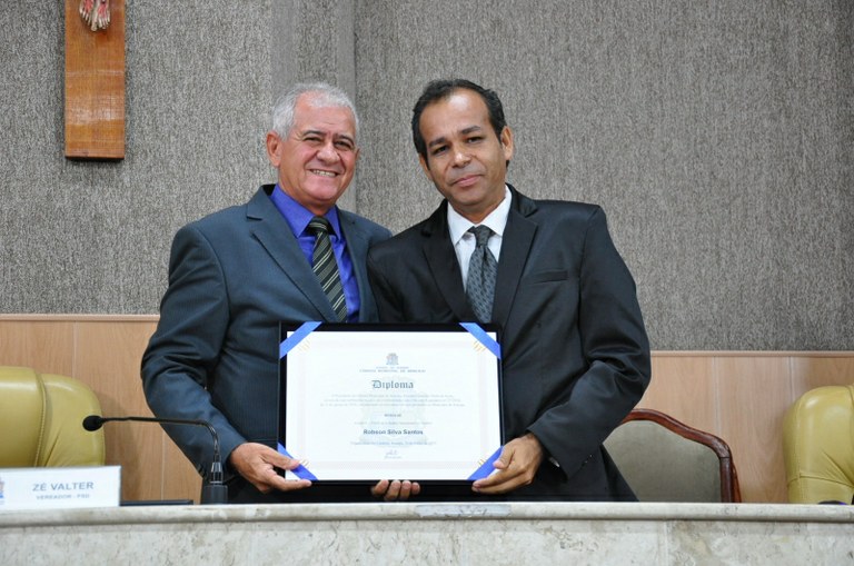 Cantor Robson Batinga recebe título de cidadão Aracajuano na CMA