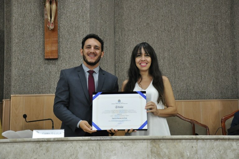 Cantora Patrícia Sandes recebe título de Cidadã Aracajuana