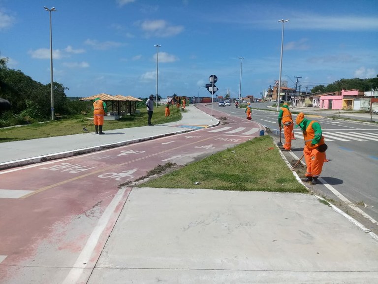 Capinagem na Orla Porto Dantas é realizada através da intervenção de Américo de Deus