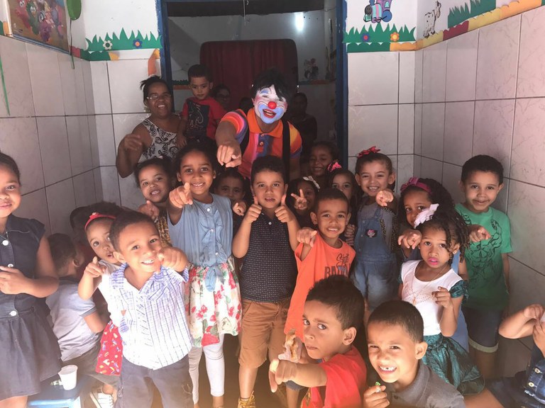 "Carinho, pedido e promessa", resume Palhaço Soneca sobre visita na periferia