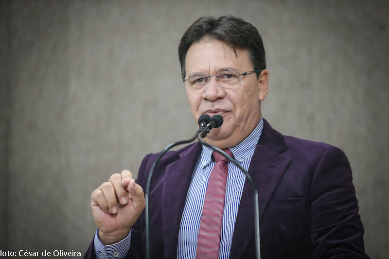 Carlito Alves alerta para falta de sinalização em avenidas do Coroa do Meio