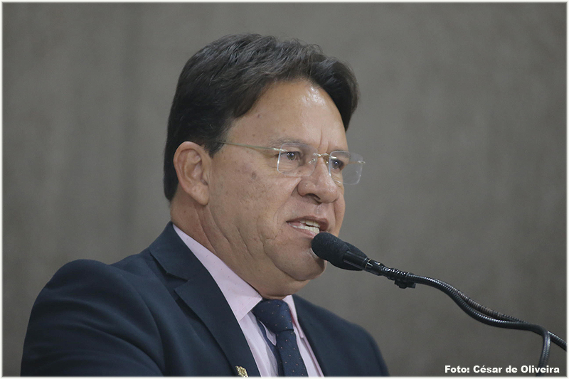 Carlito Alves lamenta o número crescente de buracos em Aracaju