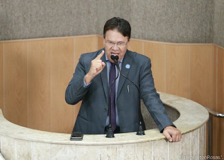 Carlito Alves lamenta situação de serviços para famílias carentes