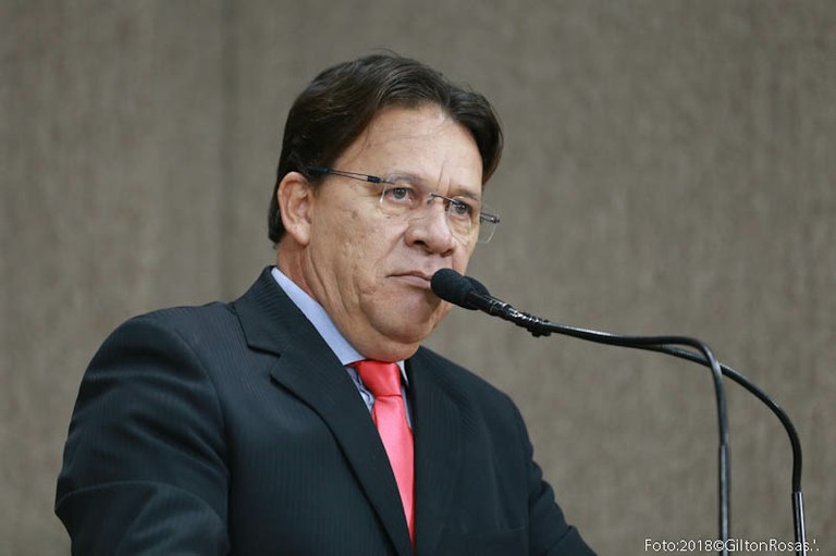 Carlito Alves mostra indignação com o Governo Estadual