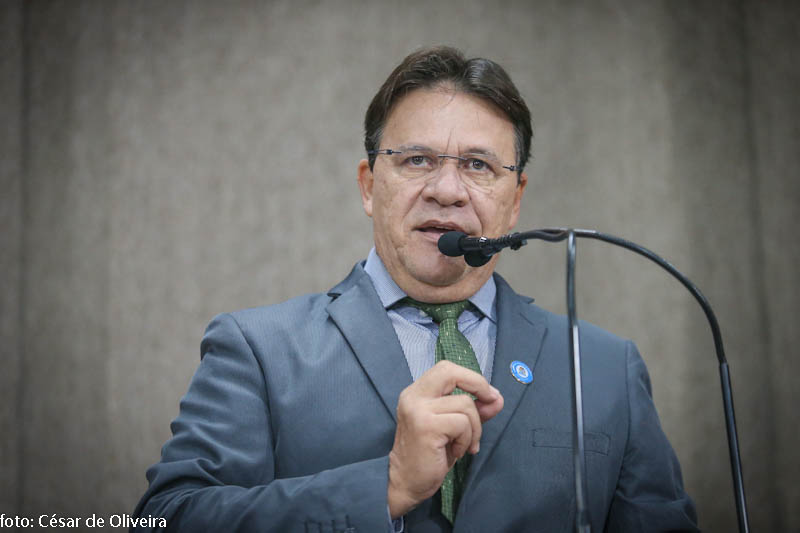 Carlito Alves parabeniza colegas de parlamento 