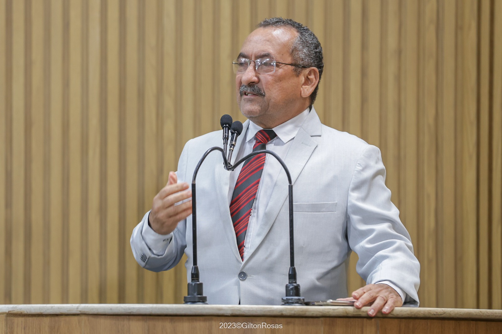 Cícero do Santa Maria apela para que população não descarte lixo nas ruas