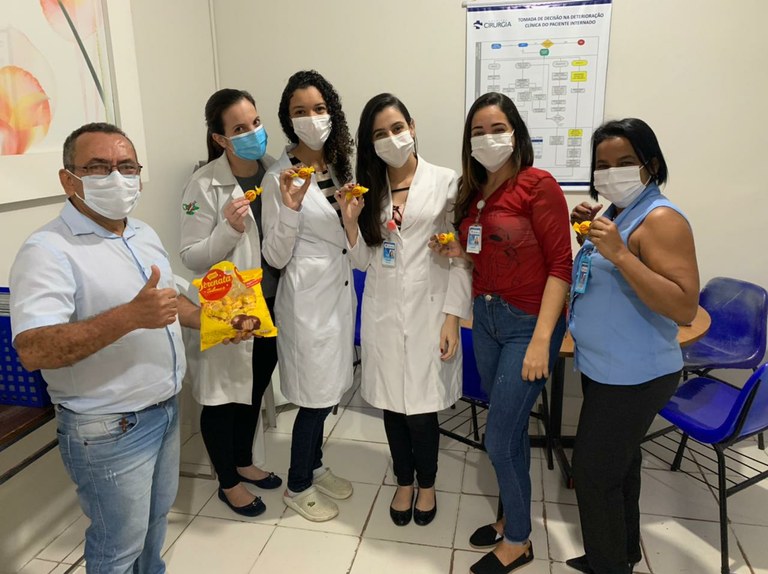 Cícero do Santa Maria apoia manifestação e presenteia profissionais da enfermagem