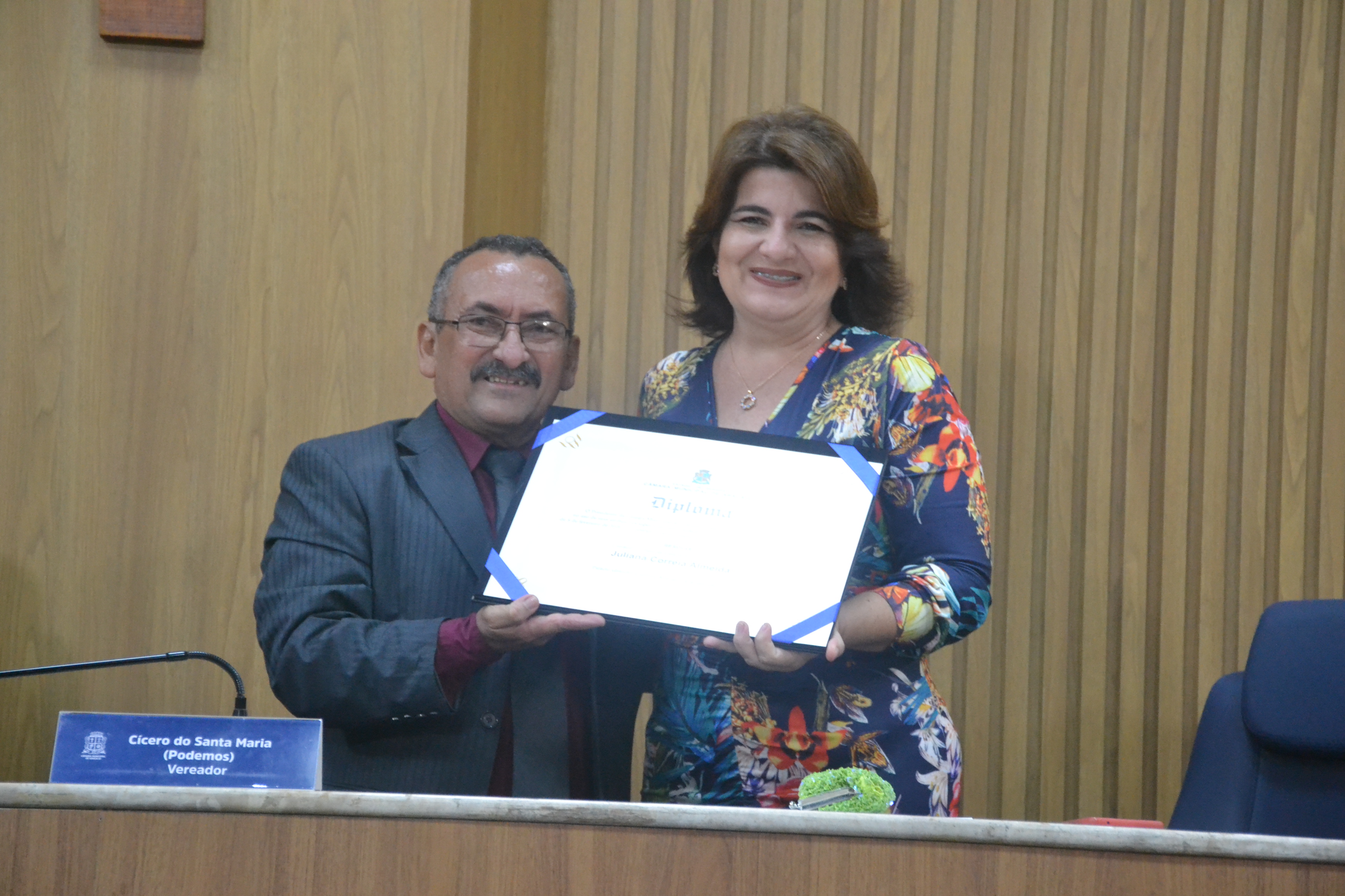 Cícero do Santa Maria entrega Título de Cidadania à professora Juliana Almeida