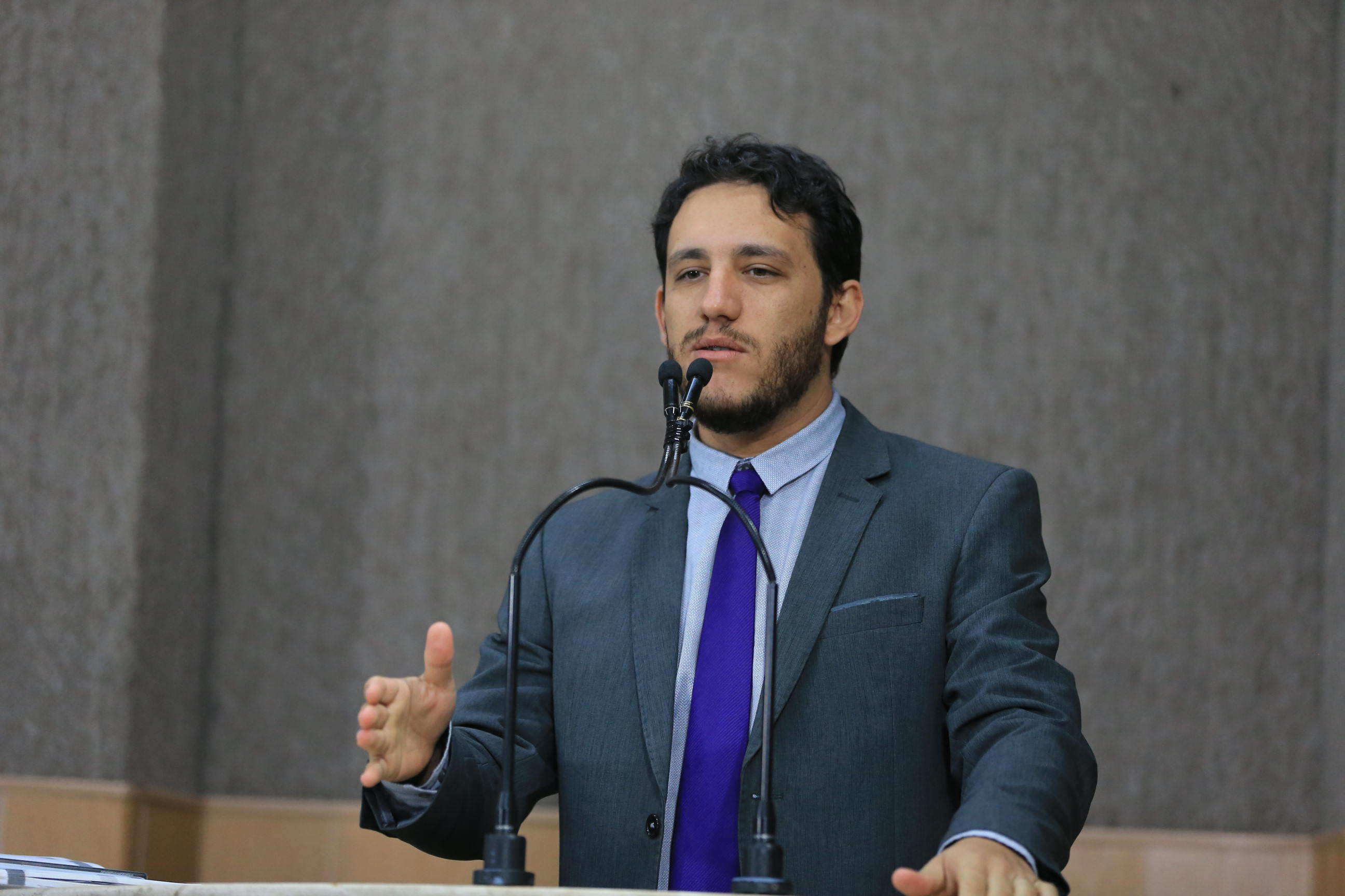 Citando Bia Ferreira, Camilo destaca as disparidades entre negros e brancos no Brasil