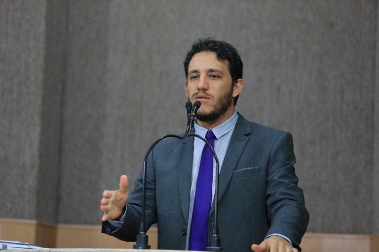 Citando Bia Ferreira, Camilo destaca as disparidades entre negros e brancos no Brasil