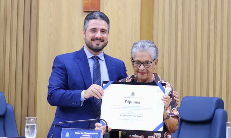 CMA entrega Título de Cidadania Aracajuana para Expedita Ferreira, filha de Lampião 