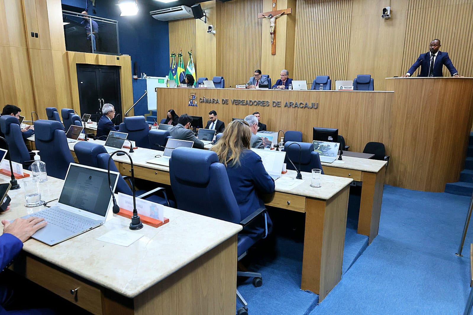 Cobrança pela solução de cratera no Jardim Centenário é destaque no Pequeno Expediente