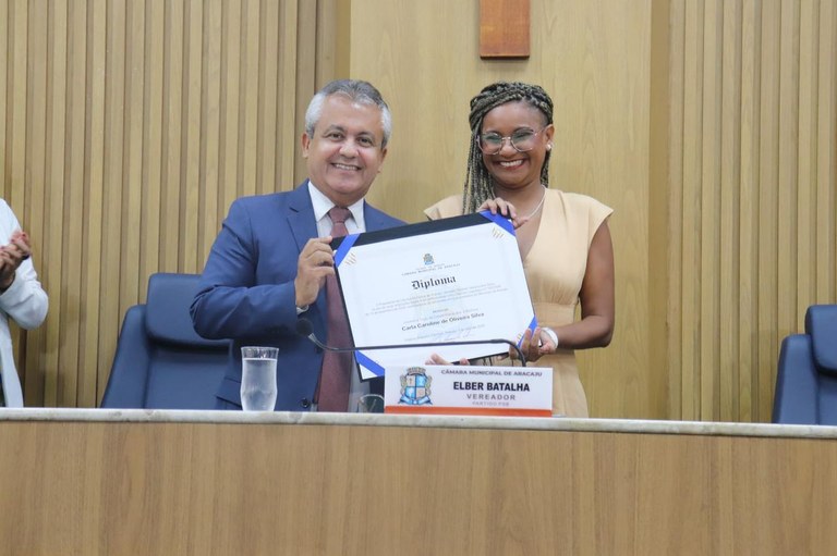 Com autoria de Elber, Carla Caroline se torna nova Cidadã Aracajuana 