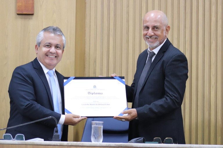  Com autoria de Elber, Lindolfo Amaral recebe oficialmente o Título de Cidadão Aracajuano