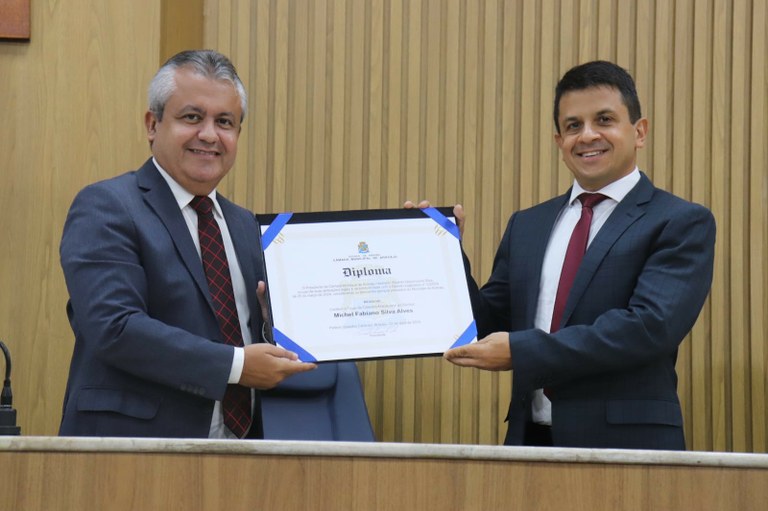 De autoria de Elber, Oncologista Michel Fabiano é o novo cidadão aracajuano   