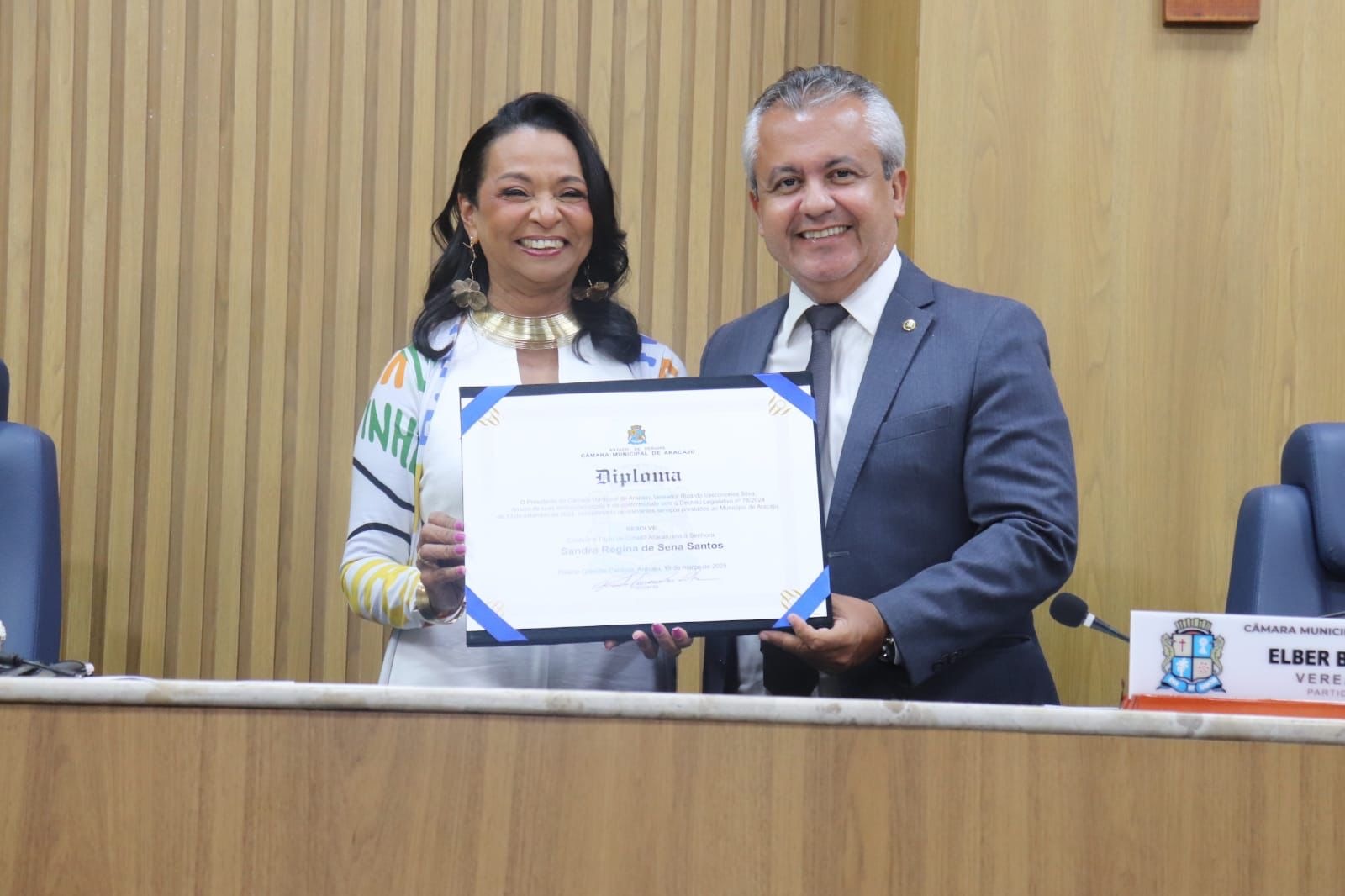 Com autoria de Elber, Sandra Sena se torna Cidadã Aracajuana 