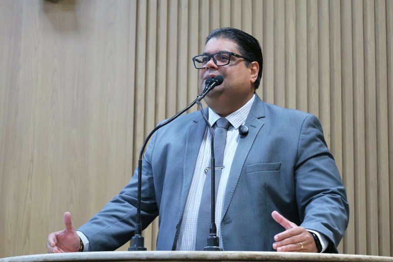 Com dedicação e compromisso, Joaquim da Janelinha celebra entrega da nova Praça do Francão