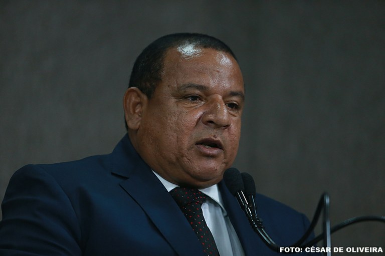 Com recursos próprios, Américo de Deus mostra construção de Arena Multiuso