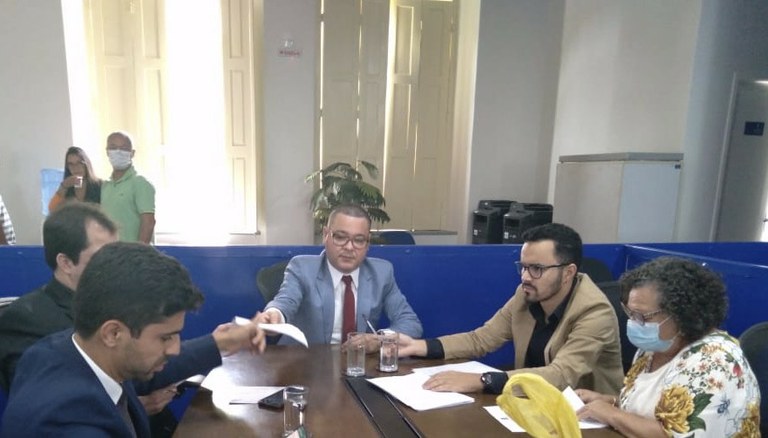 Comissão de Educação se reúne para tratar de falta de monitores nas escolas e Audiência Pública