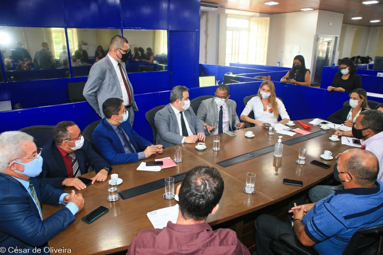 Comissão de Transportes recebe grupo de ex-funcionários de empresas de ônibus 