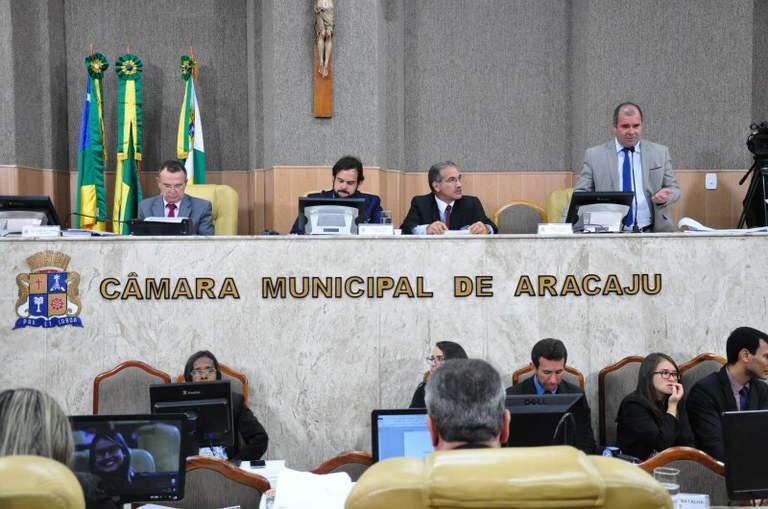 Isac parabeniza executivo por projetos favoráveis aos servidores municipais