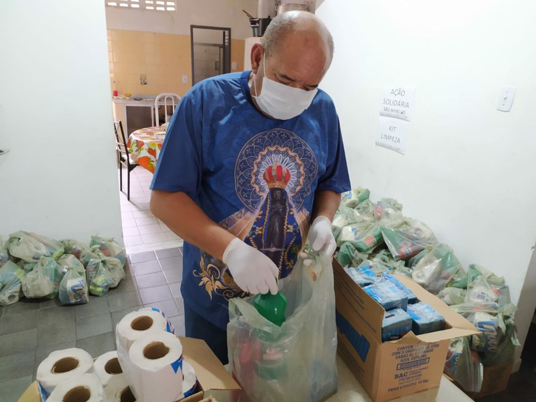 Coronavírus: Seu Marcos prepara kits de produtos de limpeza para famílias carentes da zona norte