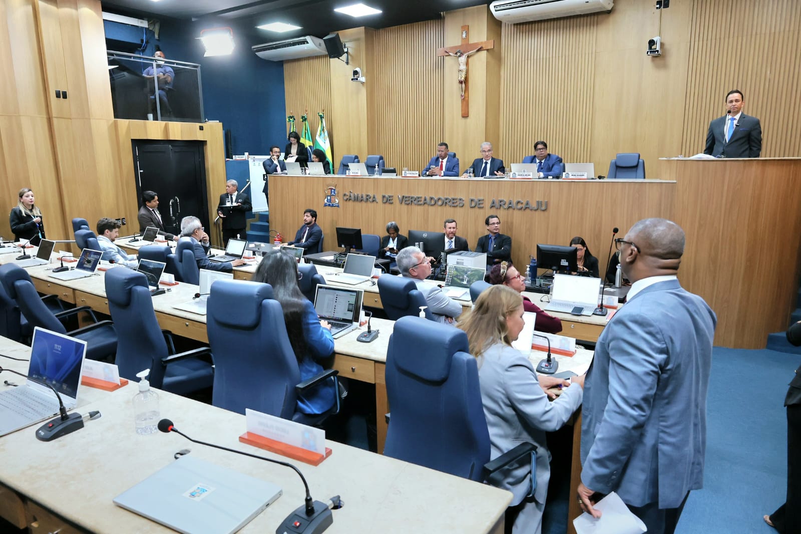 Crise na gestão da Iguá, aplicação de multas de trânsito e “descongelamento” de direitos de servidores são destaque no grande expediente