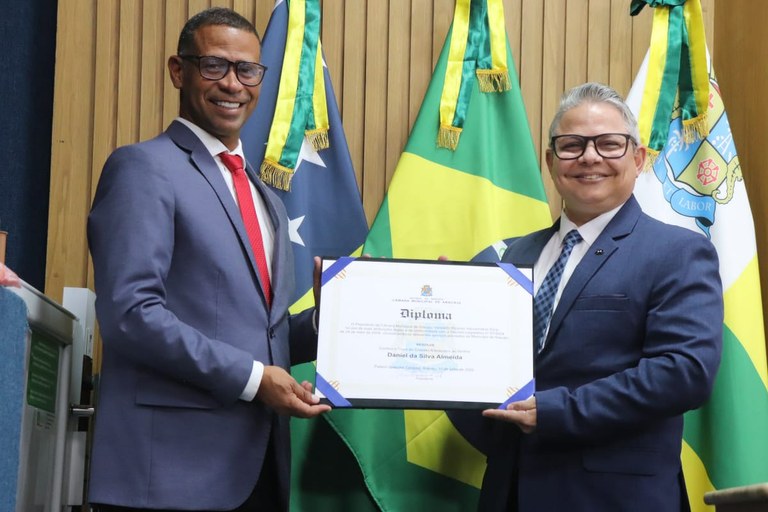 Daniel da Silva Almeida recebe Título de Cidadão Aracajuano com autoria do vereador Sargento Byron 