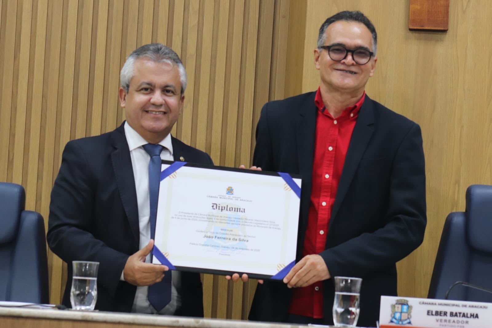 De autoria de Elber, poeta João Lover recebe Título de Cidadão Aracajuano