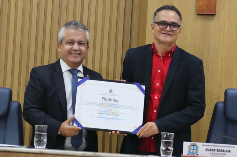 De autoria de Elber, poeta João Lover recebe Título de Cidadão Aracajuano