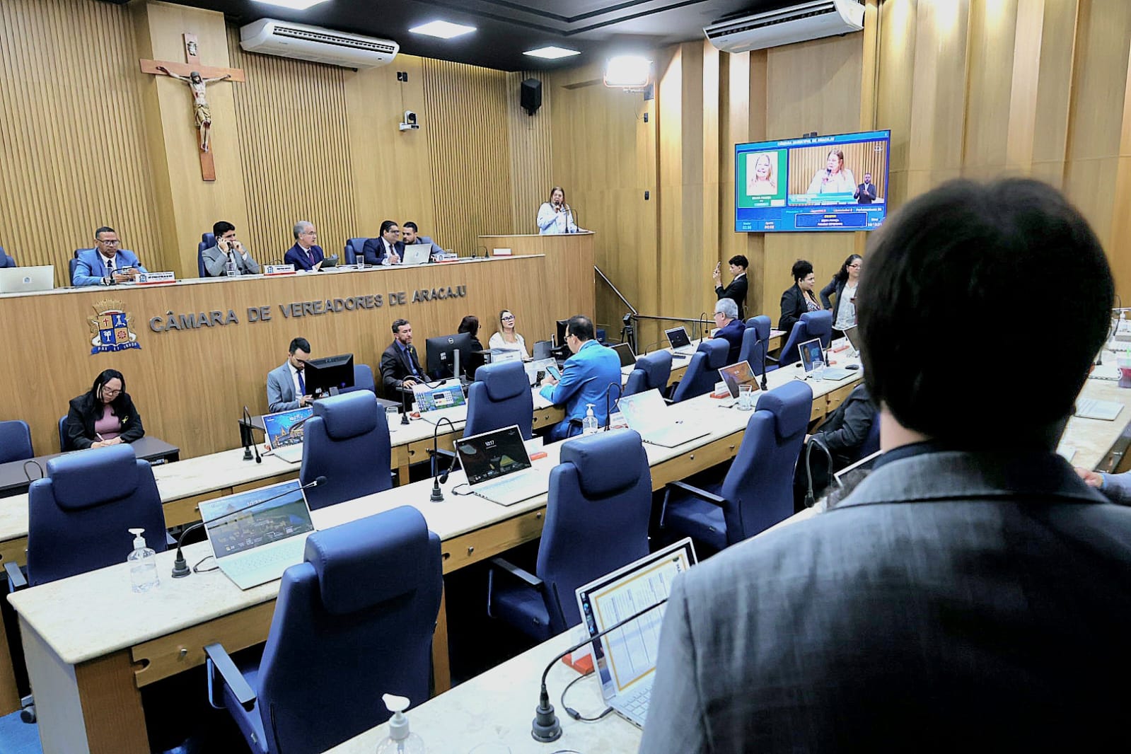 Denúncias, protestos e celebrações marcam Pequeno Expediente desta terça-feira (30)