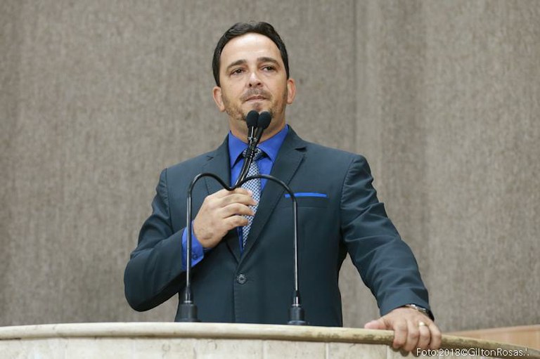 Descarte irregular de lixo provoca inundações, adverte Fábio