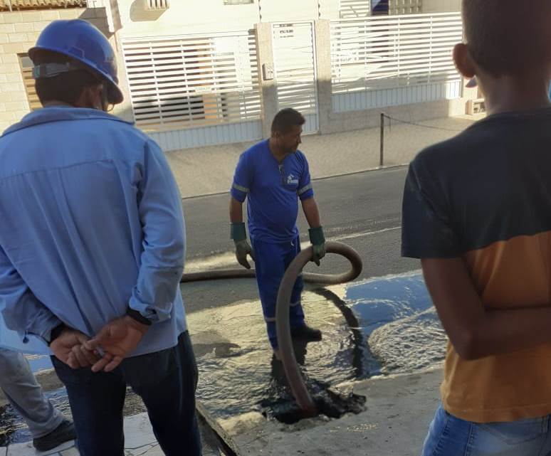 Deso atende indicação de Américo de Deus e desobstrui esgoto no bairro Coroa do Meio