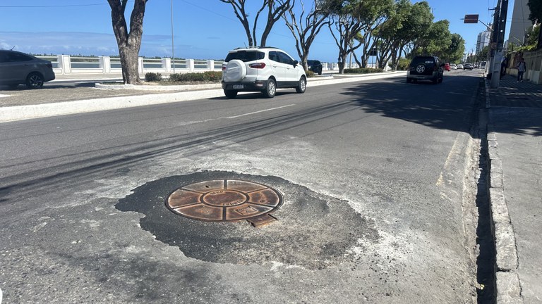 Desobstrução de esgoto e terraplanagem em rua são realizados após solicitações de Levi Oliveira