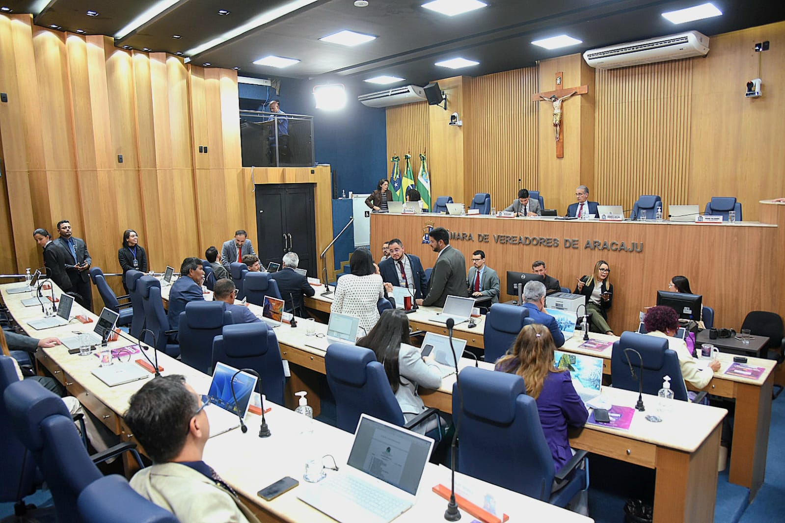 Discussão sobre a suspensão de ônibus elétricos, cobranças por mais contratações na área de educação e melhorias na saúde pública são destaque no Grande Expediente 