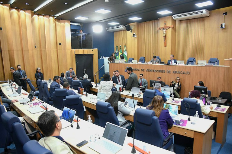 Discussão sobre a suspensão de ônibus elétricos, cobranças por mais contratações na área de educação e melhorias na saúde pública são destaque no Grande Expediente 
