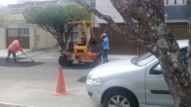 Dr. Gonzaga acompanha operação tapa-buracos