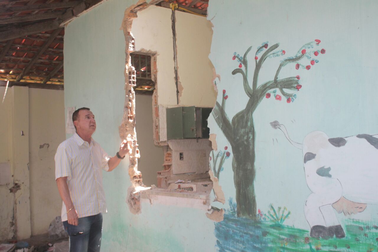 Dr. Gonzaga confere abandono da creche do Lamarão