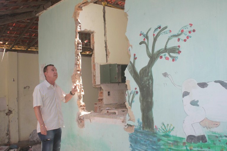 Dr. Gonzaga confere abandono da creche do Lamarão