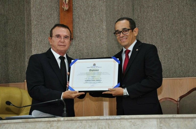 Dr. Gonzaga entrega Título de Cidadão ao presidente do CRO-SE