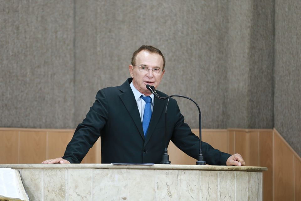 Dr. Gonzaga homenageia Albano Franco na CMA