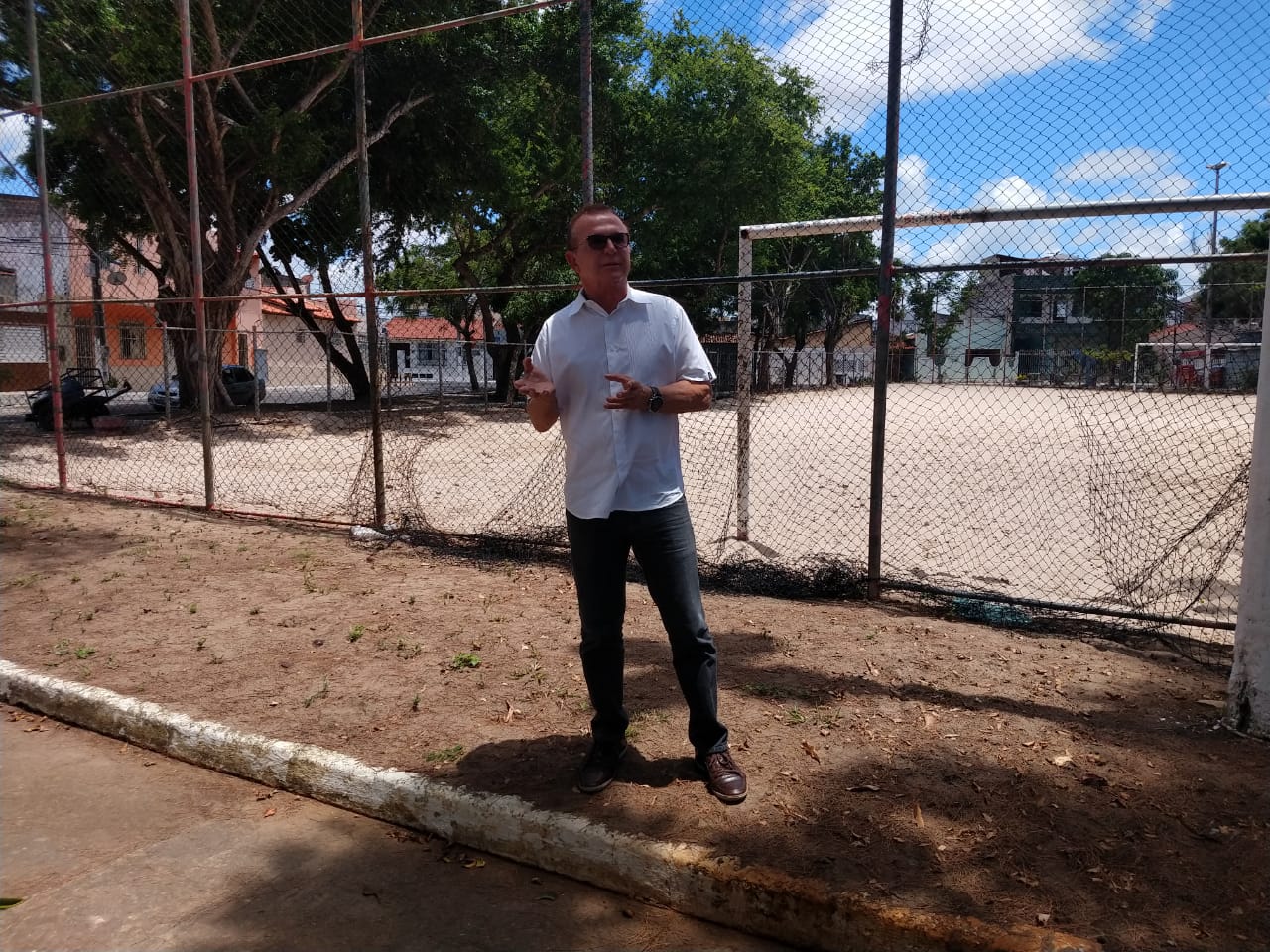 Dr. Gonzaga ouve reclamações dos moradores