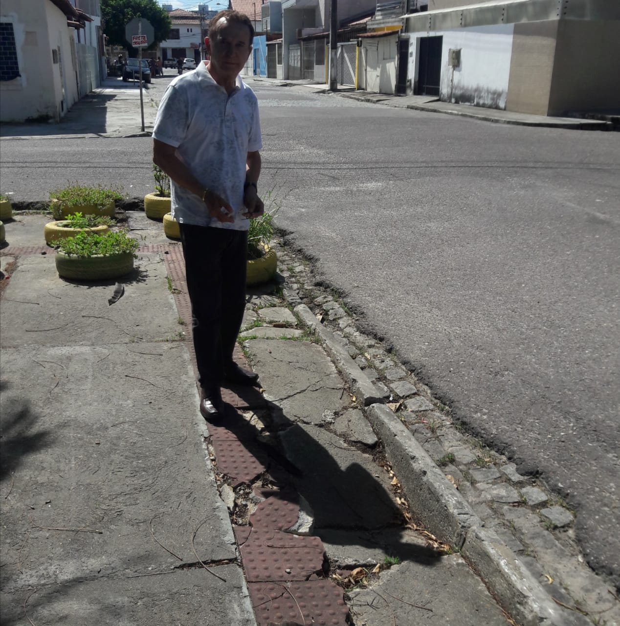 Dr. Gonzaga pede conserto urgente na praça Teotônio Vilela