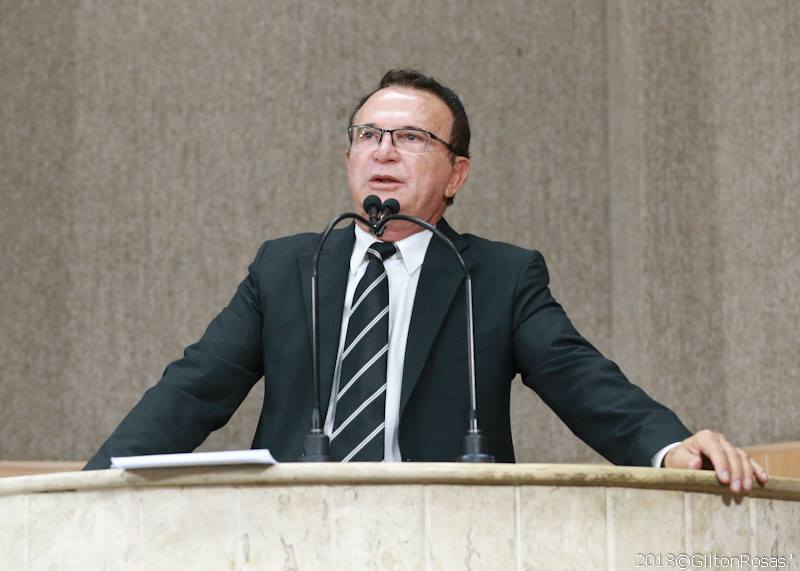 Dr. Gonzaga presta homenagem a Albano Franco