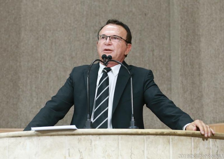 Dr. Gonzaga presta homenagem a Albano Franco