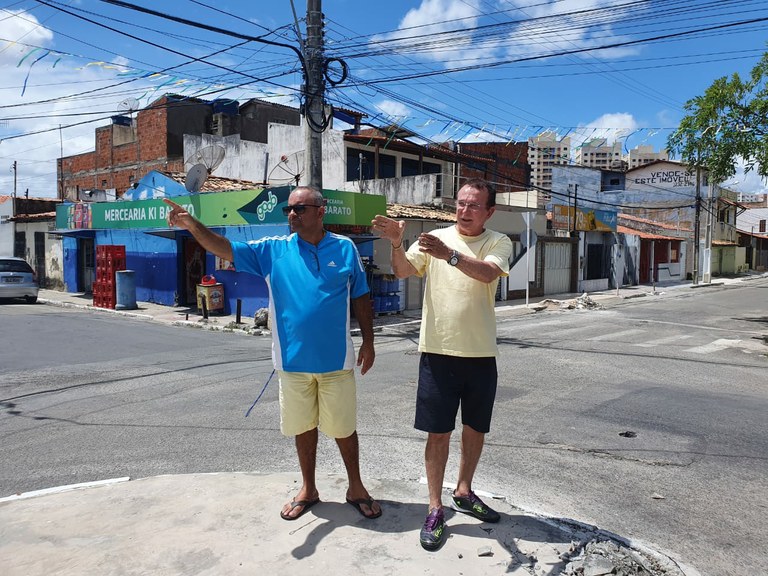 Dr. Gonzaga vibra com as obras de pavimentação da Estrada do Luzia